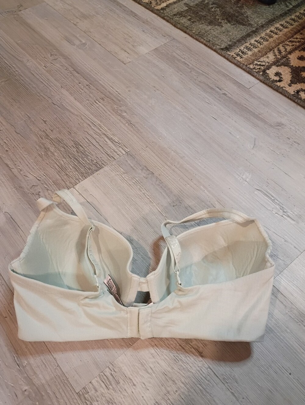 Victoria Secret - Picture 4 of 5